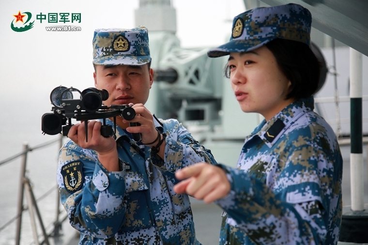 奚梦瑶何猷君现身香港迪士尼，和女儿穿亲子装，超绝大长腿抢镜 